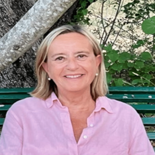 Patricia LACHAUD Membre bureau / CA et Psychologue clinicienne, thérapeute familiale psychanalytique, Superviseuse d’équipes pluridisciplinaires et analyste des pratiques professionnelles, membre du Réseau Filiation-<br />
Adoption, membre de la SFTFP.